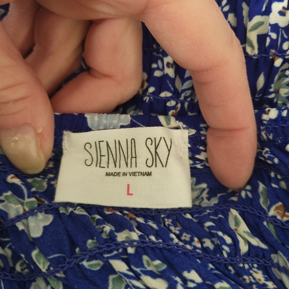 2 Sienna Sky women's peasant blouses floral off shoulder smocked size Large NWOT - Picture 5 of 14